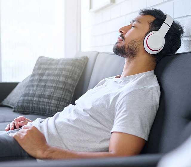 Mann entspannt mit Kopfhörer
